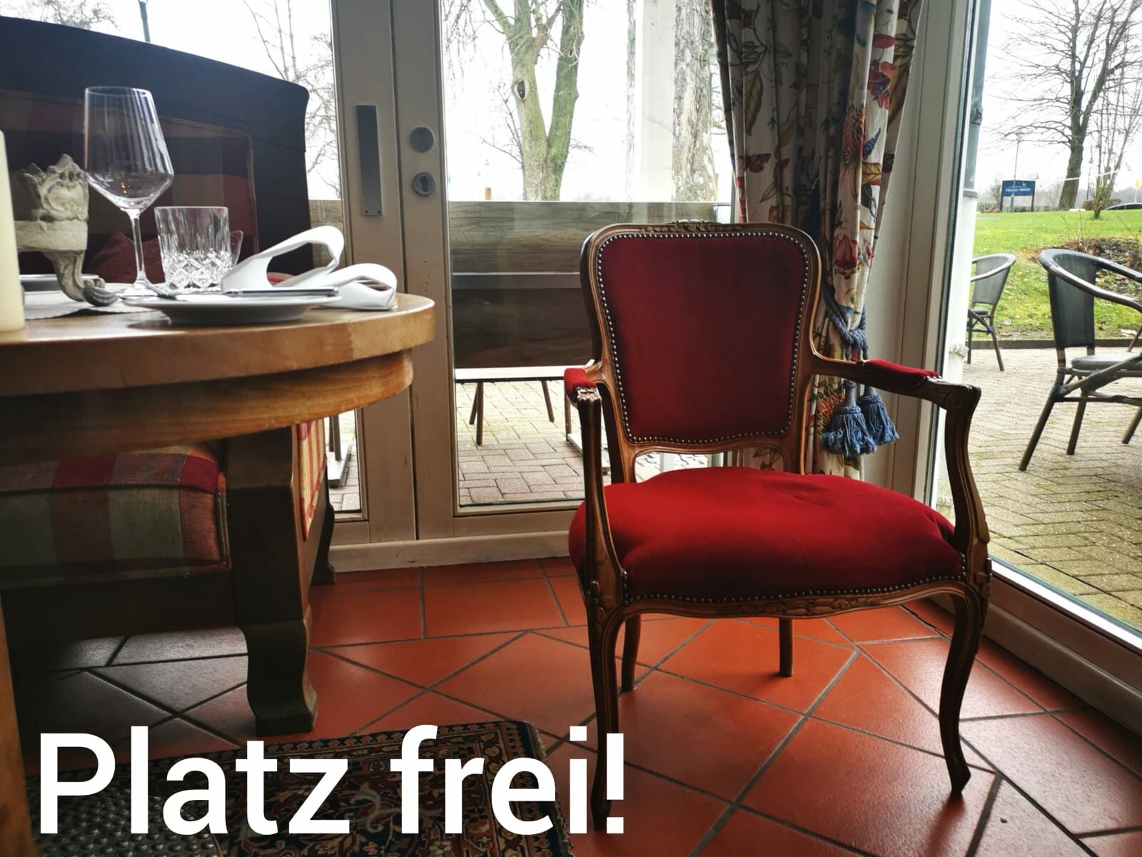 Stuhl vor einer Fensterecke mit Blick auf eine Terrasse