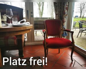 Leerer Stuhl vor einer Fensterfront