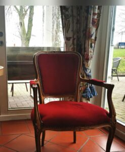 Stuhl vor einer Fensterecke mit Blick auf die Terasse