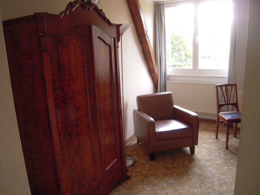 Hotelzimmer Schrank